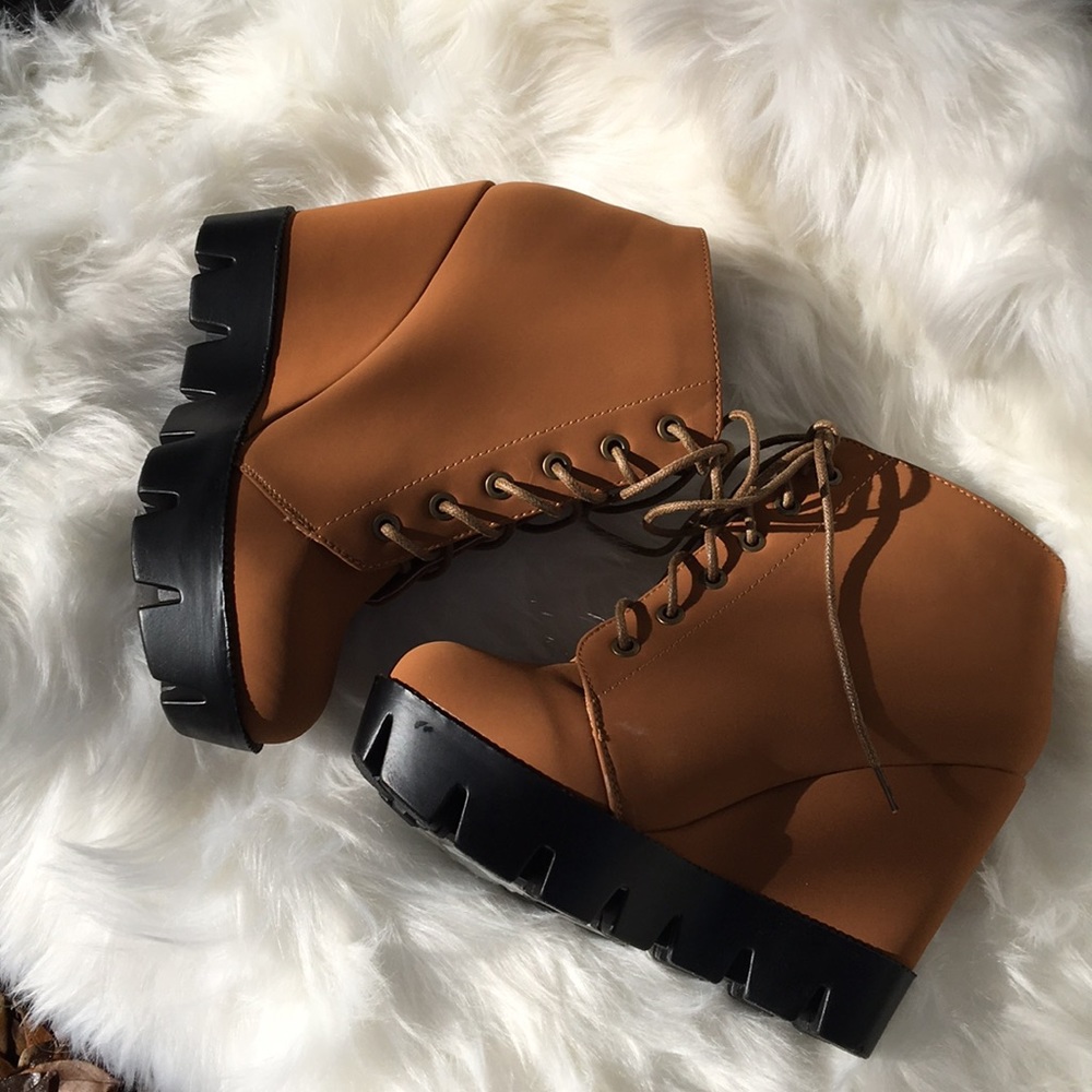 NWB Bamboo Tan Wedge Booties size 8